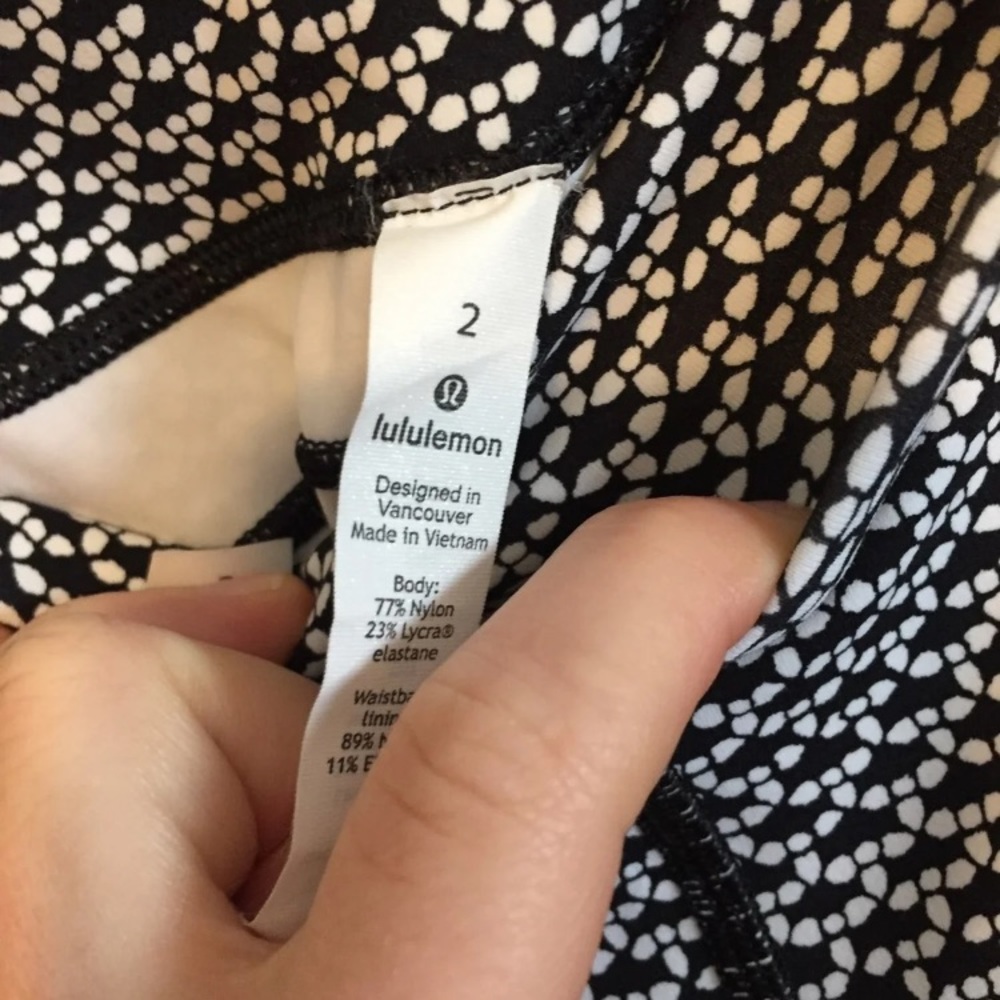 Lululemon In Movement Tights 25” Size 2 - Picture 5 of 5